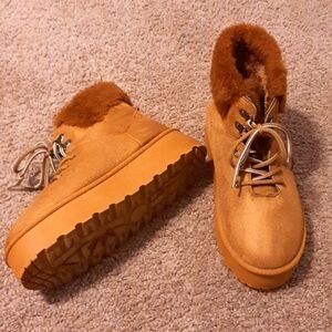 Women's Camel Colored Size 11 Snow Booties